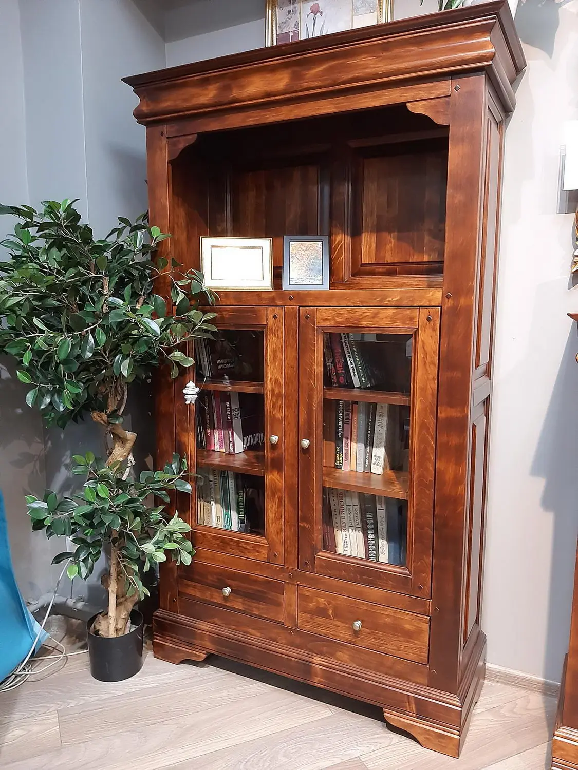 Шкаф с 2 ящиками дуб Луи Филипп с витриной ОВ 03